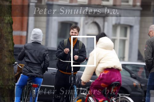 Amsterdam 3 februari 2022
Tim Hofman en Nienke Plas staan 20 minuten in de regen te kletsen op straat in Amsterdam centrum