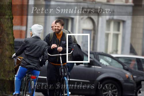Amsterdam 3 februari 2022
Tim Hofman en Nienke Plas staan 20 minuten in de regen te kletsen op straat in Amsterdam centrum