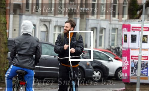 Amsterdam 3 februari 2022
Tim Hofman en Nienke Plas staan 20 minuten in de regen te kletsen op straat in Amsterdam centrum