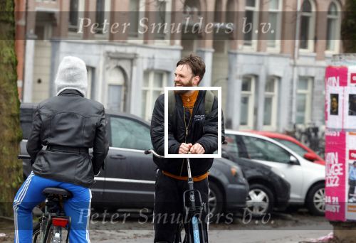Amsterdam 3 februari 2022
Tim Hofman en Nienke Plas staan 20 minuten in de regen te kletsen op straat in Amsterdam centrum