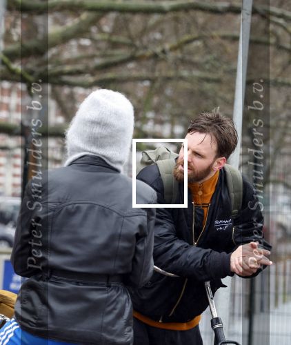 Amsterdam 3 februari 2022
Tim Hofman en Nienke Plas staan 20 minuten in de regen te kletsen op straat in Amsterdam centrum