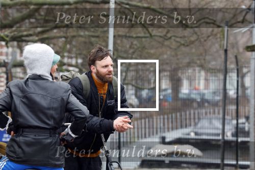 Amsterdam 3 februari 2022
Tim Hofman en Nienke Plas staan 20 minuten in de regen te kletsen op straat in Amsterdam centrum