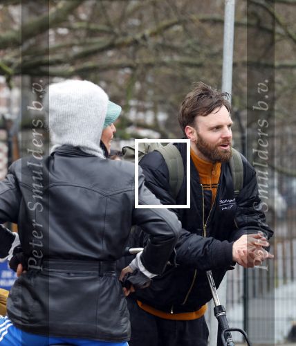Amsterdam 3 februari 2022
Tim Hofman en Nienke Plas staan 20 minuten in de regen te kletsen op straat in Amsterdam centrum