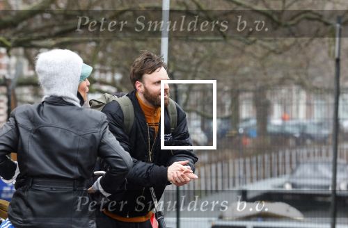 Amsterdam 3 februari 2022
Tim Hofman en Nienke Plas staan 20 minuten in de regen te kletsen op straat in Amsterdam centrum