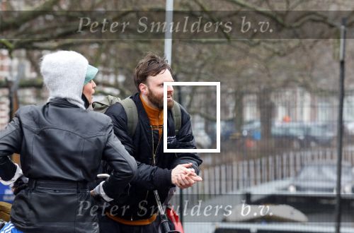 Amsterdam 3 februari 2022
Tim Hofman en Nienke Plas staan 20 minuten in de regen te kletsen op straat in Amsterdam centrum