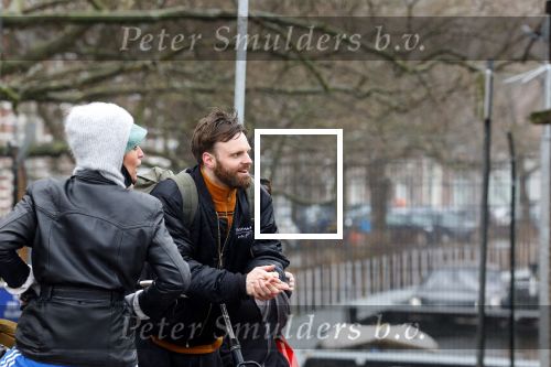 Amsterdam 3 februari 2022
Tim Hofman en Nienke Plas staan 20 minuten in de regen te kletsen op straat in Amsterdam centrum