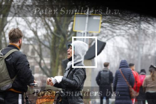 Amsterdam 3 februari 2022
Tim Hofman en Nienke Plas staan 20 minuten in de regen te kletsen op straat in Amsterdam centrum