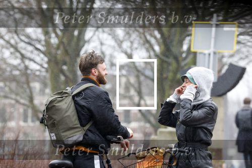 Amsterdam 3 februari 2022
Tim Hofman en Nienke Plas staan 20 minuten in de regen te kletsen op straat in Amsterdam centrum