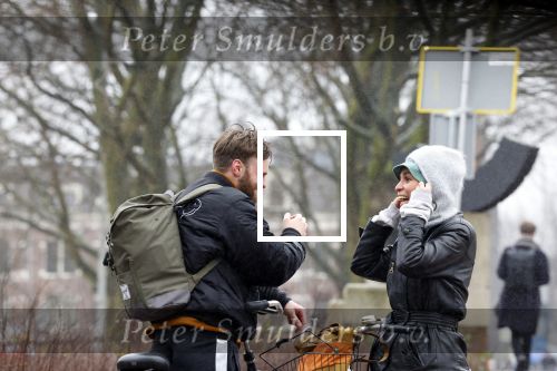 Amsterdam 3 februari 2022
Tim Hofman en Nienke Plas staan 20 minuten in de regen te kletsen op straat in Amsterdam centrum