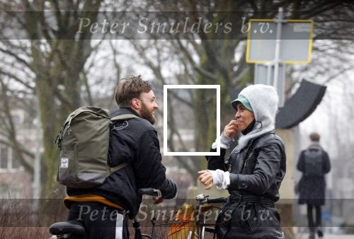 Amsterdam 3 februari 2022
Tim Hofman en Nienke Plas staan 20 minuten in de regen te kletsen op straat in Amsterdam centrum
