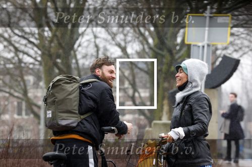 Amsterdam 3 februari 2022
Tim Hofman en Nienke Plas staan 20 minuten in de regen te kletsen op straat in Amsterdam centrum