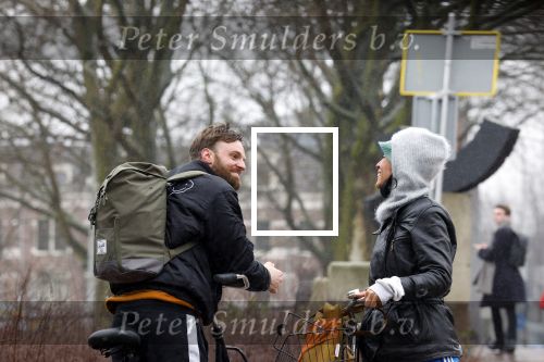Amsterdam 3 februari 2022
Tim Hofman en Nienke Plas staan 20 minuten in de regen te kletsen op straat in Amsterdam centrum