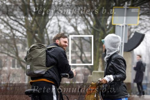 Amsterdam 3 februari 2022
Tim Hofman en Nienke Plas staan 20 minuten in de regen te kletsen op straat in Amsterdam centrum