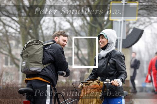 Amsterdam 3 februari 2022
Tim Hofman en Nienke Plas staan 20 minuten in de regen te kletsen op straat in Amsterdam centrum