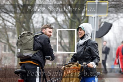 Amsterdam 3 februari 2022
Tim Hofman en Nienke Plas staan 20 minuten in de regen te kletsen op straat in Amsterdam centrum