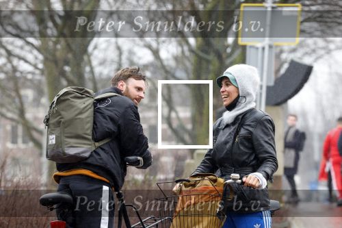 Amsterdam 3 februari 2022
Tim Hofman en Nienke Plas staan 20 minuten in de regen te kletsen op straat in Amsterdam centrum