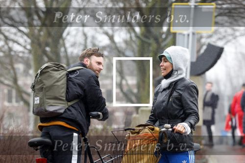 Amsterdam 3 februari 2022
Tim Hofman en Nienke Plas staan 20 minuten in de regen te kletsen op straat in Amsterdam centrum