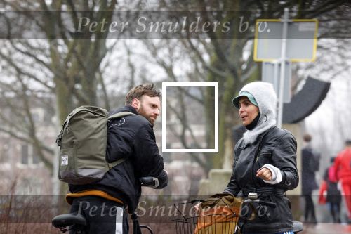 Amsterdam 3 februari 2022
Tim Hofman en Nienke Plas staan 20 minuten in de regen te kletsen op straat in Amsterdam centrum