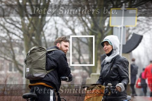 Amsterdam 3 februari 2022
Tim Hofman en Nienke Plas staan 20 minuten in de regen te kletsen op straat in Amsterdam centrum