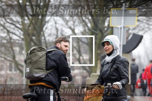 Amsterdam 3 februari 2022
Tim Hofman en Nienke Plas staan 20 minuten in de regen te kletsen op straat in Amsterdam centrum
