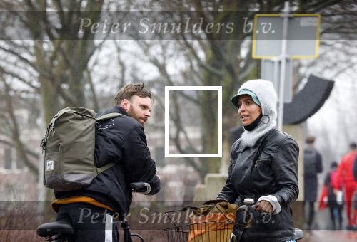 Amsterdam 3 februari 2022
Tim Hofman en Nienke Plas staan 20 minuten in de regen te kletsen op straat in Amsterdam centrum