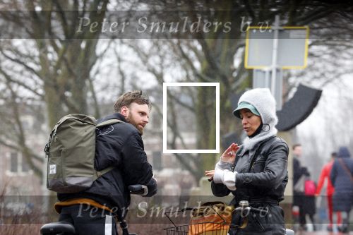 Amsterdam 3 februari 2022
Tim Hofman en Nienke Plas staan 20 minuten in de regen te kletsen op straat in Amsterdam centrum