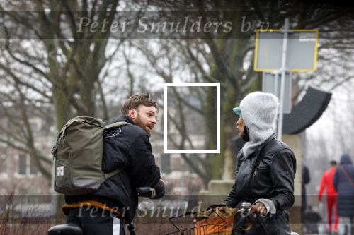 Amsterdam 3 februari 2022
Tim Hofman en Nienke Plas staan 20 minuten in de regen te kletsen op straat in Amsterdam centrum