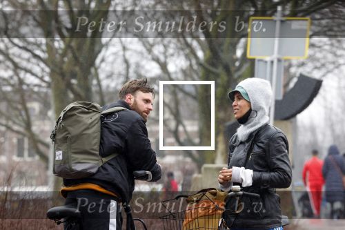 Amsterdam 3 februari 2022
Tim Hofman en Nienke Plas staan 20 minuten in de regen te kletsen op straat in Amsterdam centrum