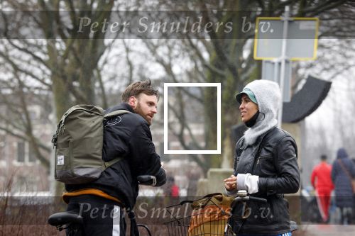 Amsterdam 3 februari 2022
Tim Hofman en Nienke Plas staan 20 minuten in de regen te kletsen op straat in Amsterdam centrum