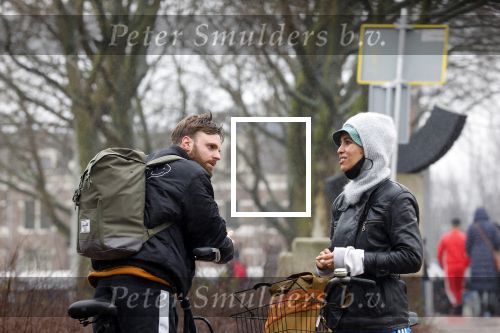 Amsterdam 3 februari 2022
Tim Hofman en Nienke Plas staan 20 minuten in de regen te kletsen op straat in Amsterdam centrum