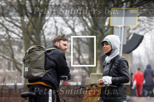 Amsterdam 3 februari 2022
Tim Hofman en Nienke Plas staan 20 minuten in de regen te kletsen op straat in Amsterdam centrum