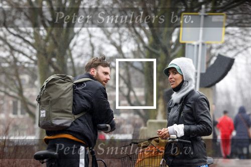 Amsterdam 3 februari 2022
Tim Hofman en Nienke Plas staan 20 minuten in de regen te kletsen op straat in Amsterdam centrum