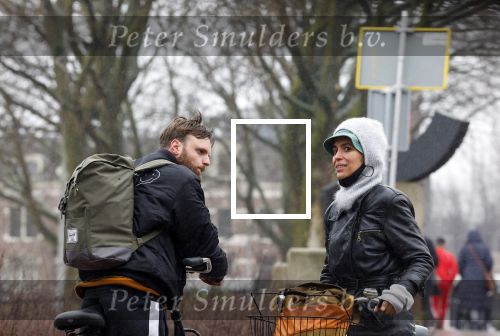 Amsterdam 3 februari 2022
Tim Hofman en Nienke Plas staan 20 minuten in de regen te kletsen op straat in Amsterdam centrum