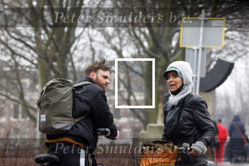 Amsterdam 3 februari 2022
Tim Hofman en Nienke Plas staan 20 minuten in de regen te kletsen op straat in Amsterdam centrum