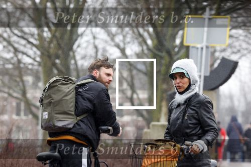 Amsterdam 3 februari 2022
Tim Hofman en Nienke Plas staan 20 minuten in de regen te kletsen op straat in Amsterdam centrum