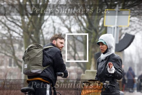 Amsterdam 3 februari 2022
Tim Hofman en Nienke Plas staan 20 minuten in de regen te kletsen op straat in Amsterdam centrum