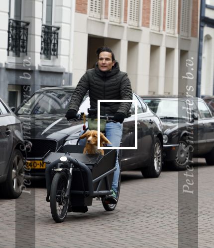 Amsterdam 15 januari 2022
Tim Oliehoek met zijn hond in bakfiets in Amsterdam zuid