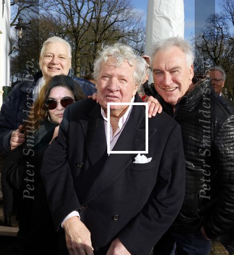 Laren 7 februari 2022
Boekpresentatie van Willibrord Frequin in het bonte paard. Rene v d Gijp reikte het eerste exemplaar uit . Fons de Poel is de schrijver. Willibrord met Martin en Jeroen Jorna (week v Willibrord)