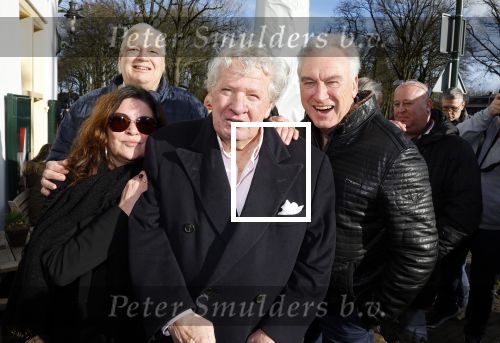 Laren 7 februari 2022
Boekpresentatie van Willibrord Frequin in het bonte paard. Rene v d Gijp reikte het eerste exemplaar uit . Fons de Poel is de schrijver. Willibrord met Martin en Jeroen Jorna (week v Willibrord)