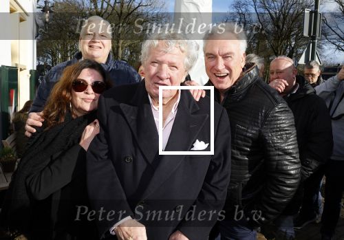 Laren 7 februari 2022
Boekpresentatie van Willibrord Frequin in het bonte paard. Rene v d Gijp reikte het eerste exemplaar uit . Fons de Poel is de schrijver. Willibrord met Martin en Jeroen Jorna (week v Willibrord)