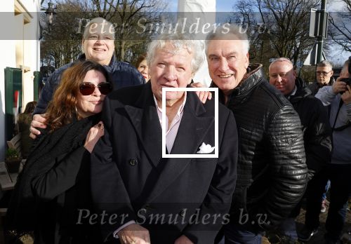 Laren 7 februari 2022
Boekpresentatie van Willibrord Frequin in het bonte paard. Rene v d Gijp reikte het eerste exemplaar uit . Fons de Poel is de schrijver. Willibrord met Martin en Jeroen Jorna (week v Willibrord)