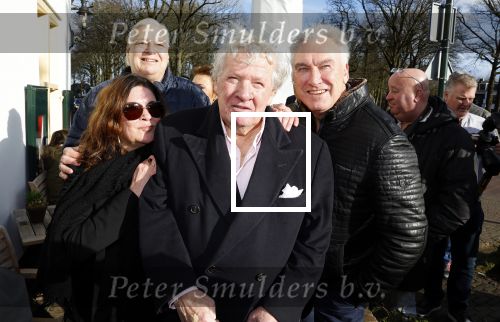 Laren 7 februari 2022
Boekpresentatie van Willibrord Frequin in het bonte paard. Rene v d Gijp reikte het eerste exemplaar uit . Fons de Poel is de schrijver. Willibrord met Martin en Jeroen Jorna (week v Willibrord)