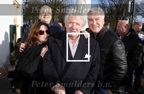 Laren 7 februari 2022
Boekpresentatie van Willibrord Frequin in het bonte paard. Rene v d Gijp reikte het eerste exemplaar uit . Fons de Poel is de schrijver. Willibrord met Martin en Jeroen Jorna (week v Willibrord)