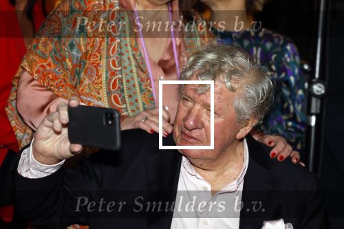 Laren 7 februari 2022
Boekpresentatie van Willibrord Frequin in het bonte paard. Rene v d Gijp reikte het eerste exemplaar uit . Fons de Poel is de schrijver.
