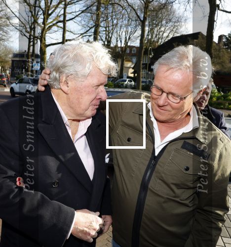Laren 7 februari 2022
Boekpresentatie van Willibrord Frequin in het bonte paard. Rene v d Gijp reikte het eerste exemplaar uit . Fons de Poel is de schrijver.