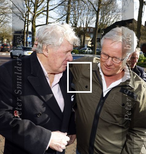 Laren 7 februari 2022
Boekpresentatie van Willibrord Frequin in het bonte paard. Rene v d Gijp reikte het eerste exemplaar uit . Fons de Poel is de schrijver.