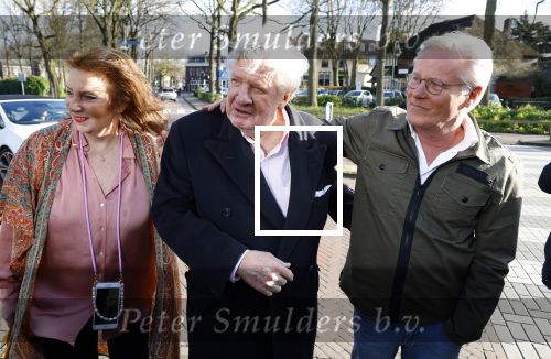 Laren 7 februari 2022
Boekpresentatie van Willibrord Frequin in het bonte paard. Rene v d Gijp reikte het eerste exemplaar uit . Fons de Poel is de schrijver.