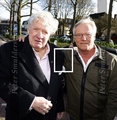 Laren 7 februari 2022
Boekpresentatie van Willibrord Frequin in het bonte paard. Rene v d Gijp reikte het eerste exemplaar uit . Fons de Poel is de schrijver.