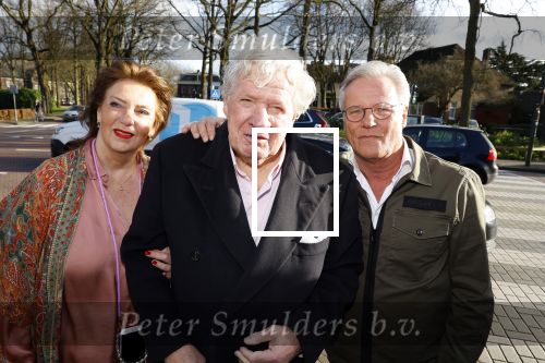Laren 7 februari 2022
Boekpresentatie van Willibrord Frequin in het bonte paard. Rene v d Gijp reikte het eerste exemplaar uit . Fons de Poel is de schrijver.