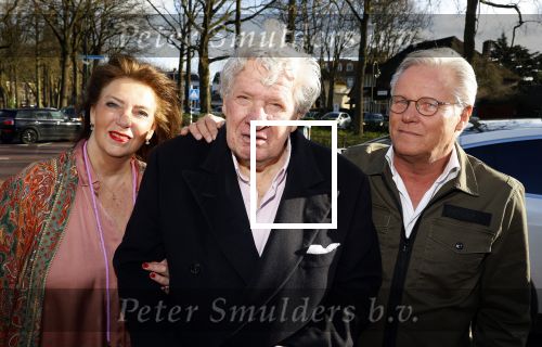 Laren 7 februari 2022
Boekpresentatie van Willibrord Frequin in het bonte paard. Rene v d Gijp reikte het eerste exemplaar uit . Fons de Poel is de schrijver.